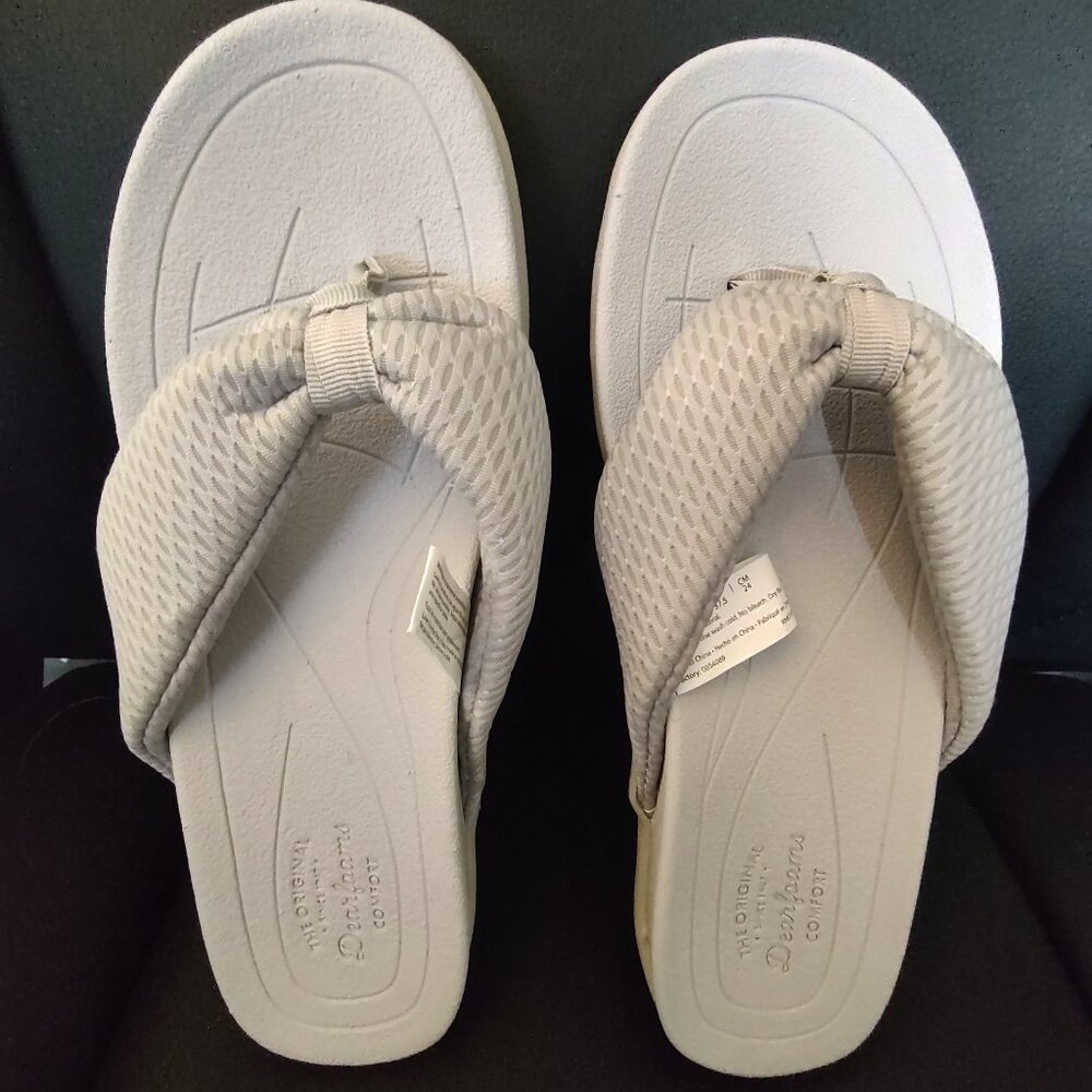 Dearfoams Womens Light Gray Flip Flop Sandal Size 7